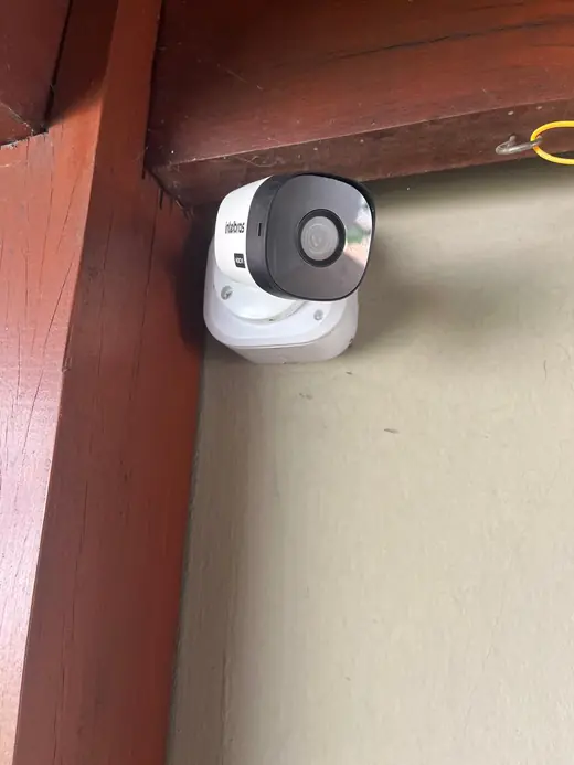 Câmera de segurança instalada em varanda