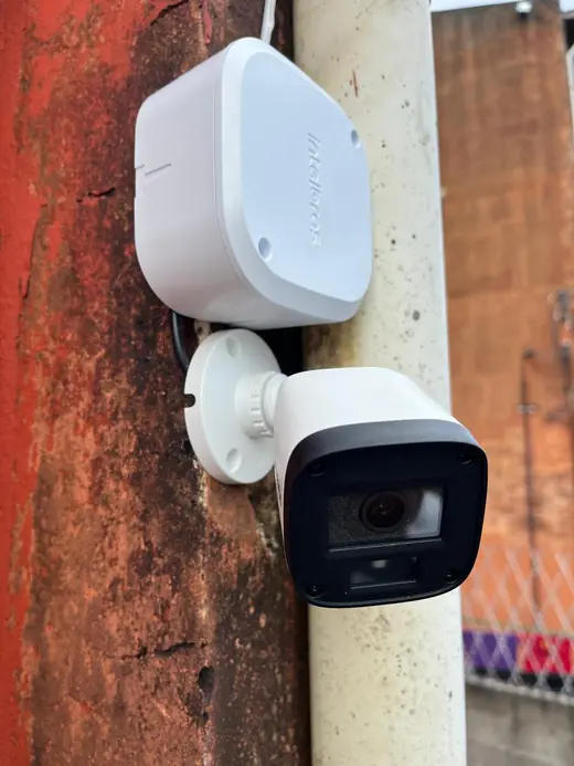 Câmera de segurança instalada em poste