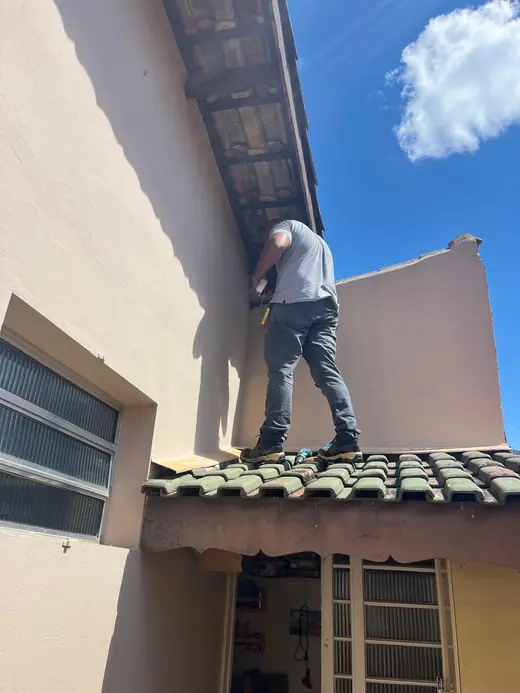 Técnico da Fortis instalando cabeamento no telhado